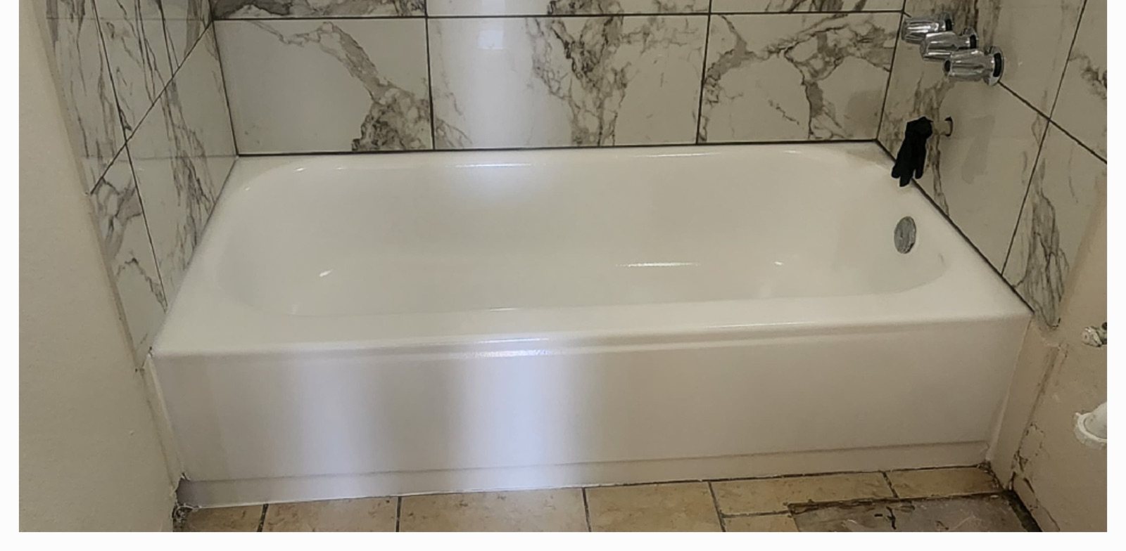 After: bathtub refinished in a marble tile surround in Corona